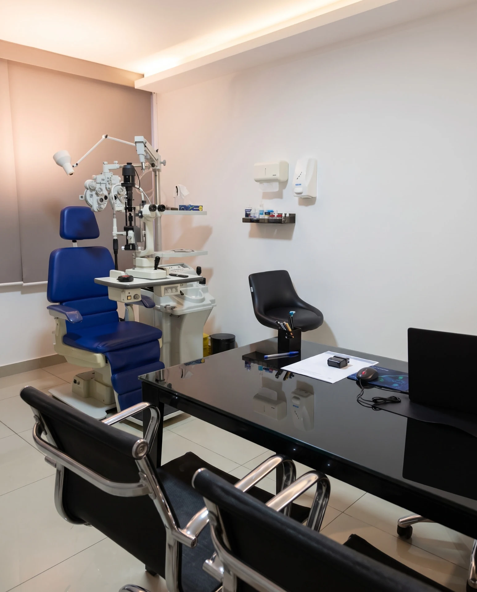 Consultório oftalmológico com cadeira de exame e equipamentos